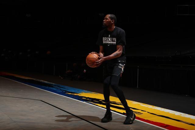 乐鱼中国-离奇！KD因防疫规定首次替补 打到一半又被迫退场